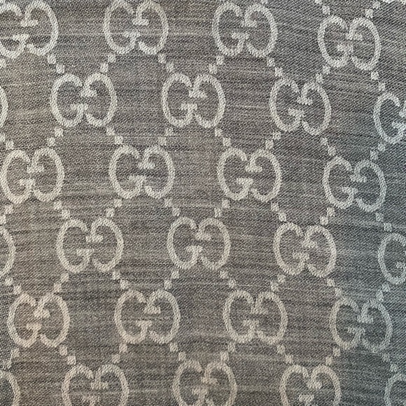 Authentic reversible Gucci scarf - Picture 4 of 7